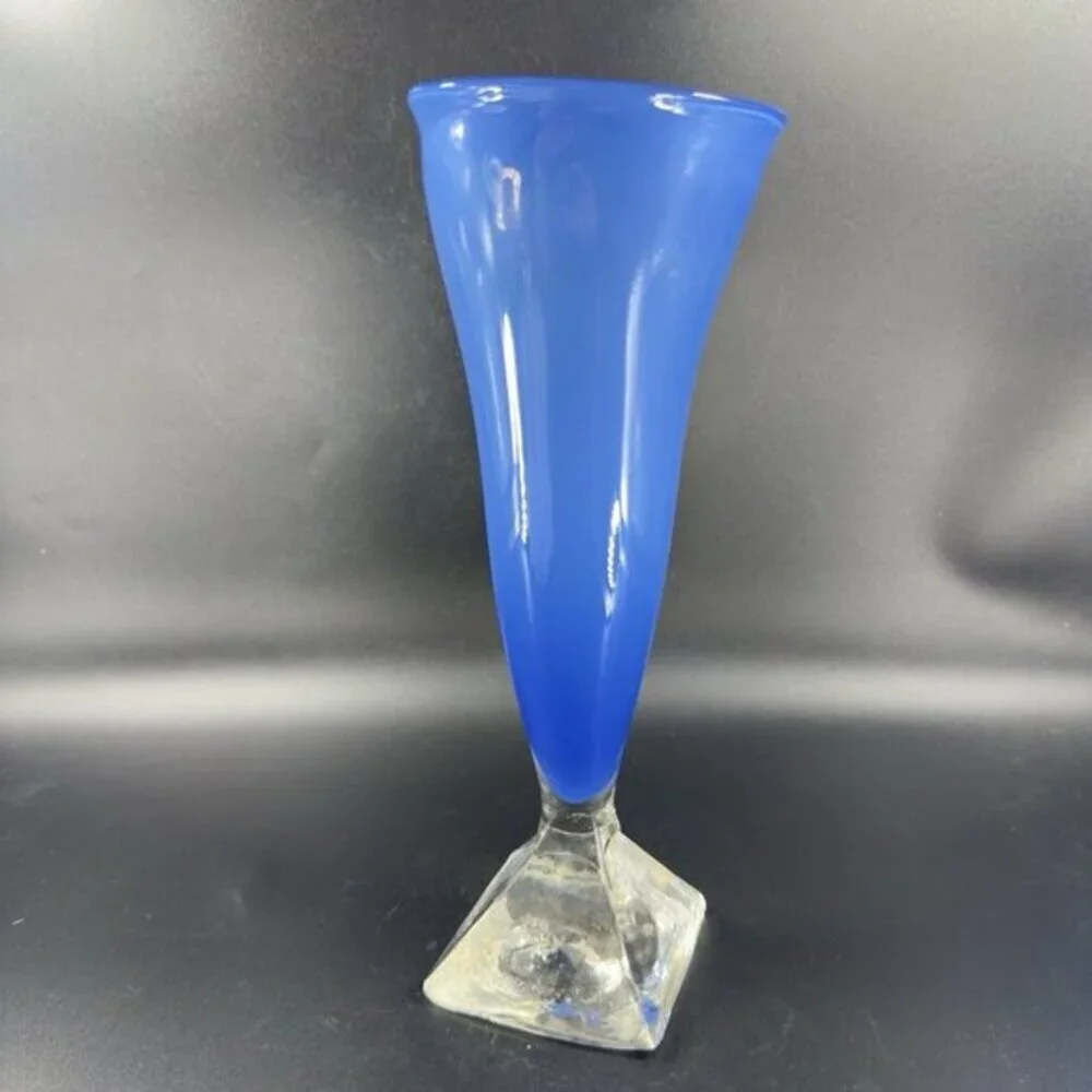 Willsea O'Brien Art Glass Trumpet Vase‎ Pyramid Funnel Blue Clear Bottom Signed